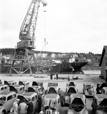 Sundsvalls hamn 1950, lyftkran och bilar