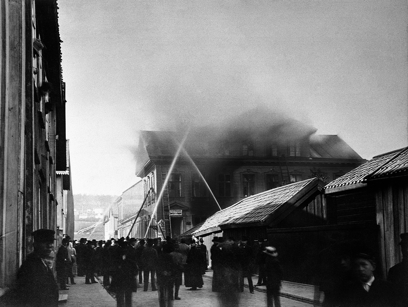 Släckning av brand, okänt var och när. Bildkälla: Sundsvalls museum