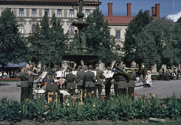 LV5:s musikkår har konsert i Vängåvan, 1956. Fotograf: Curt Assarsso Bildkälla: Sundsvalls museum