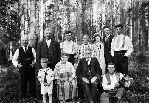 Grupporträtt med oidentifierade människor. Fotograf: Maria Kihlbaum Bildkälla: Sundsvalls museums fotoarkiv