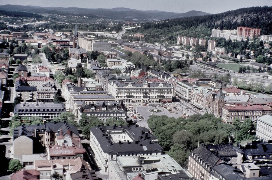 Flygbild över centrum och Stora Torget i Sundsvall mot nordväst. Fotograf: Okänd Bildkälla: Sundsvalls museums fotoarkiv