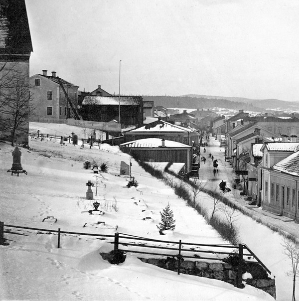 Storgatan västerut. Till vänster kyrkbacken. Fotograf: F. W. Hellberg Bildkälla: Sundsvalls museums fotoarkiv