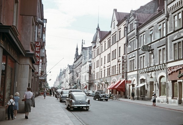 Storgatan från Strandgatan, 1955. Fotograf: Curt Assarsson Bildkälla: Sundsvalls museums fotoarkiv