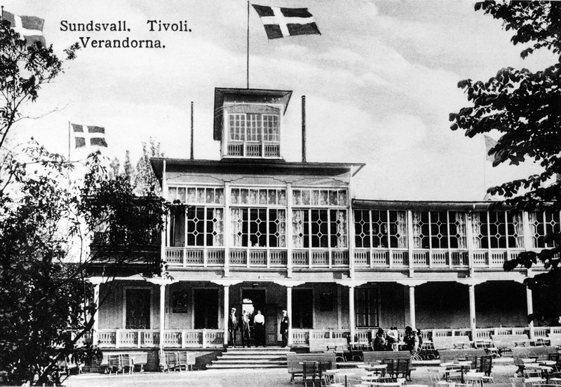 En av Tivolis många byggnader. Fotograf: Okänd Bildkälla: Sundsvalls museum