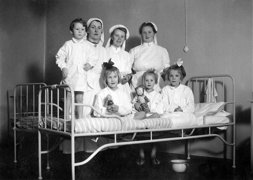 Barn och personal på Epidemisjukhuset. Bildkälla: Asta Bergströms privata album, Sundsvalls museum