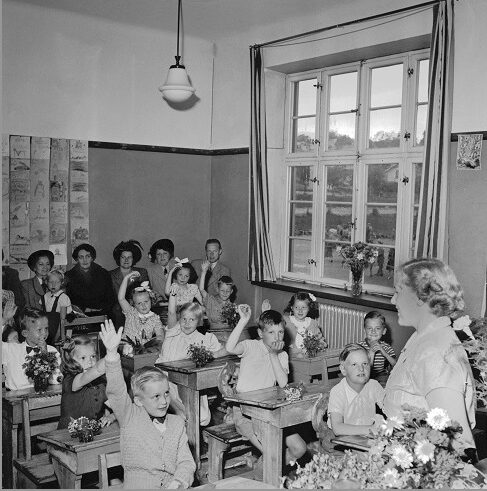 Skolklass vid skolavslutningen på Höglundaskolan 1950