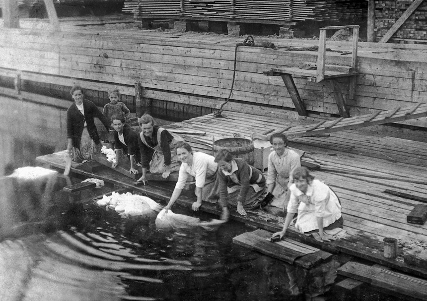 Tvättande kvinnor vid sågverkskajen i Svartvik