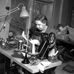 Kvinna tillverkar skor på Heffners skofabrik