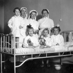 Barn och personal på Epidemisjukhuset