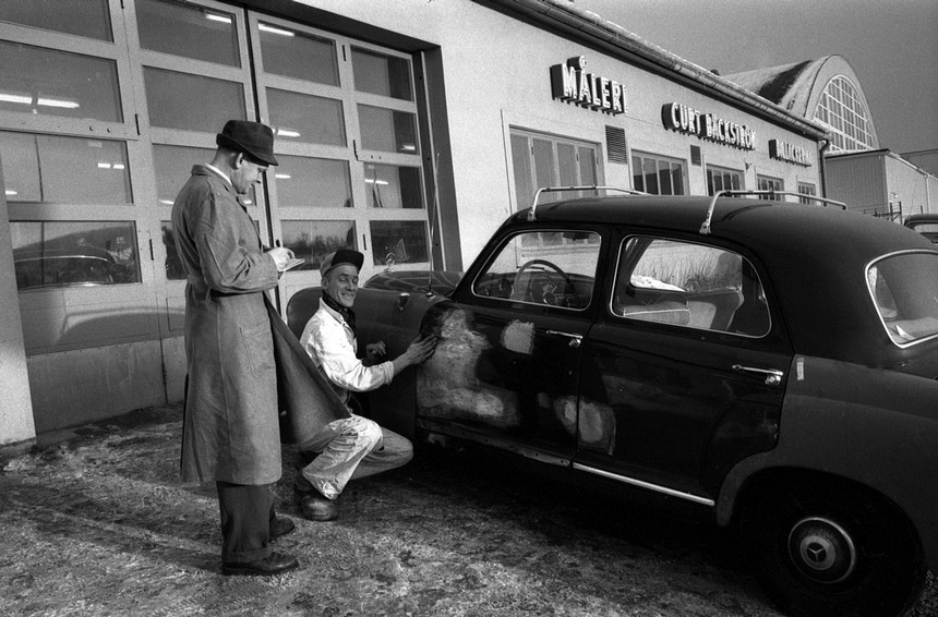 Två män och en bil utanför Bäckströms billackering