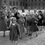 En parad av glada barn som inledde firandet av söndagsskolans 100-årsjubileum hösten 1951