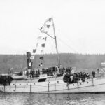 Passagerarbåten Svartvik på väg ut från Sundsvalls hamn. Båten är lövad och försedd med flaggspel. Fotograf: N G Nilsson Bildkälla: Sundsvalls museum