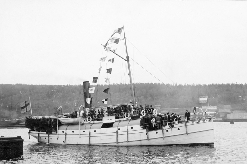 Passagerarbåten Svartvik på väg ut från Sundsvalls hamn. Båten är lövad och försedd med flaggspel. Fotograf: N G Nilsson Bildkälla: Sundsvalls museum