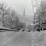 Vintervy från Stadsbacken med Gustav Adolfskyrkan i bakgrunden