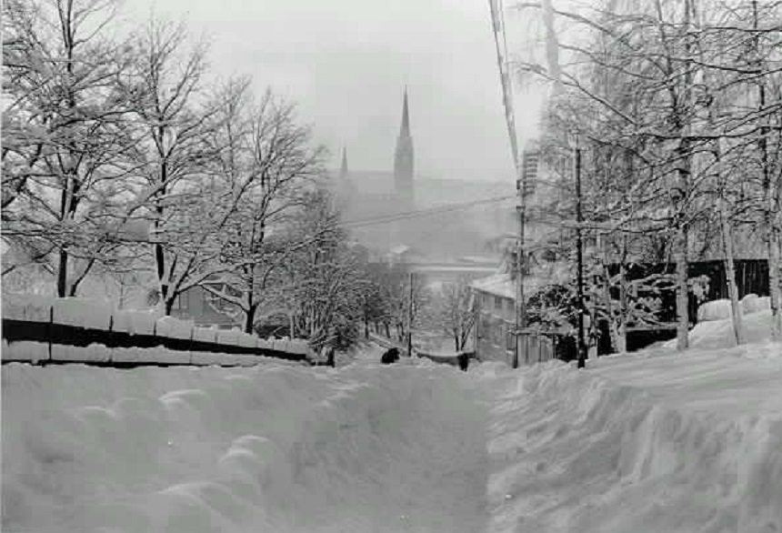 Vintervy från Stadsbacken med Gustav Adolfskyrkan i bakgrunden