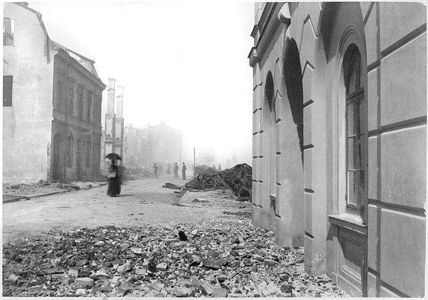 Ruiner efter branden 1888. Kvinna som promenerar