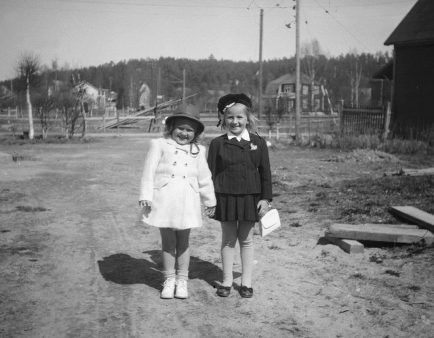 Två vårklädda flickor på promenad