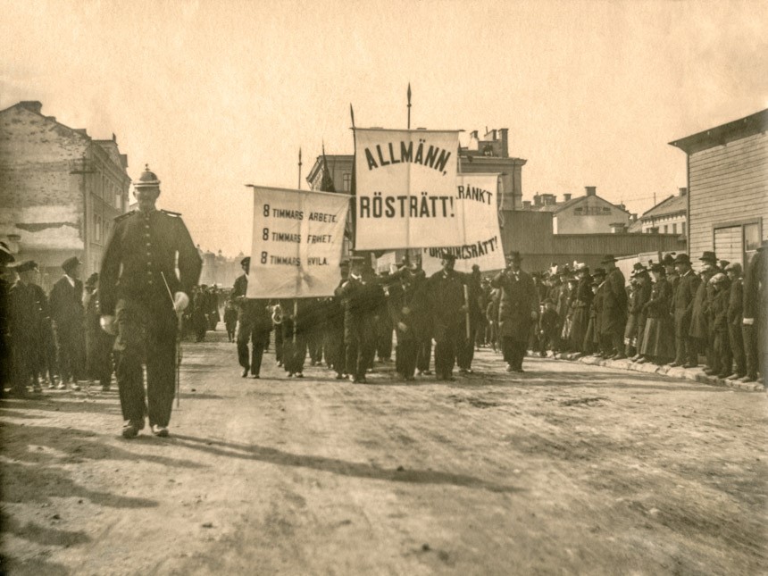 Första maj-demonstration för allmän rösträtt i Sundsvall 1899.