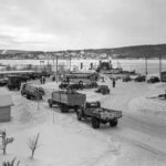 Bilköer vid färjeläget på Alnön, 1953