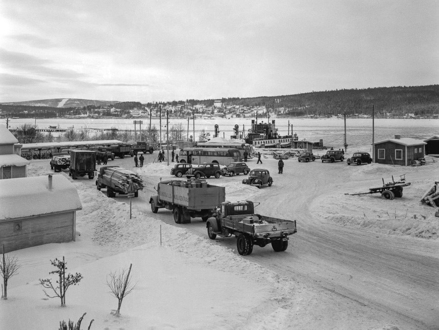 Bilköer vid färjeläget på Alnön, 1953