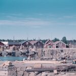 Fiskeläge med små röda fiskebodar, skötar på tork