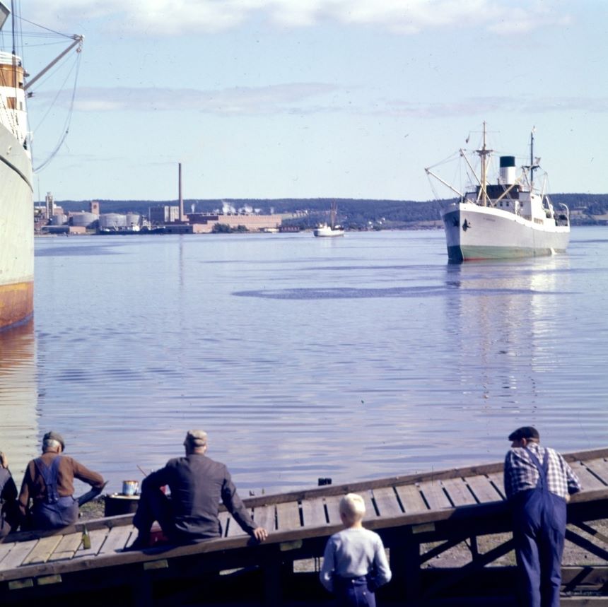 Bilder från hamnen i Sundsvall i augusti 1964 med fartyg inne för lastning och lossning.