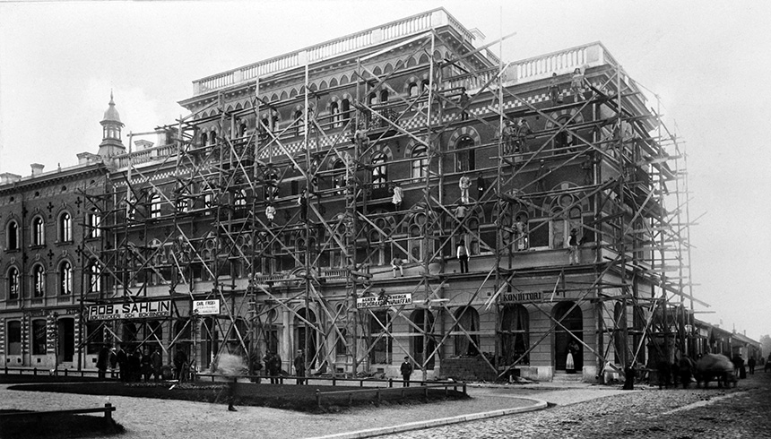 Byggnadsställningar och byggnadsarbete vid byggandet av Sundsvalls folkbank vid Esplanaden