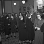 Bilden visar människor som köar till i köar i foajén till en av Sundsvalls biografer.