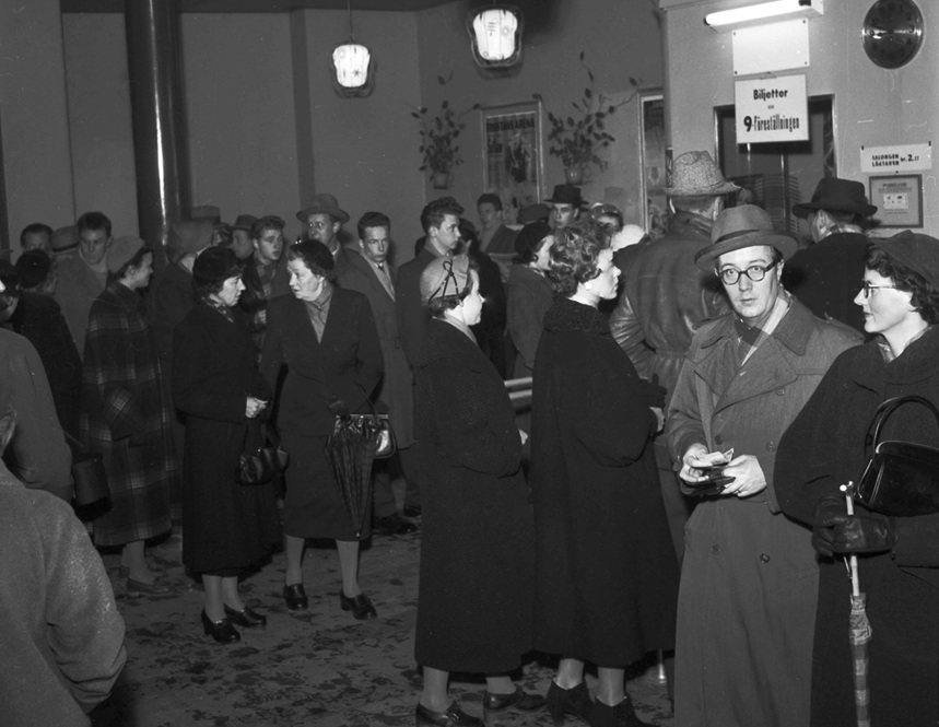 Bilden visar människor som köar till i köar i foajén till en av Sundsvalls biografer.